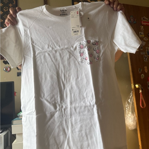 Kaws x Uniqlo UT  2019 6th Limited Edition T-shirt Medium - Picture 9 of 10